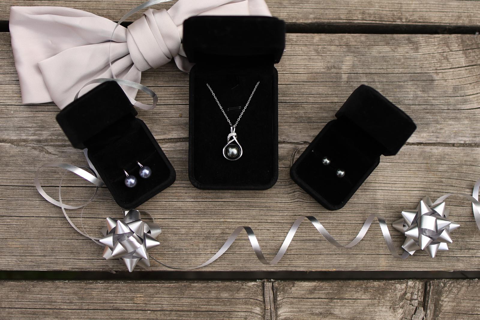 Earrings in 18k white gold with Tahitian pearls
