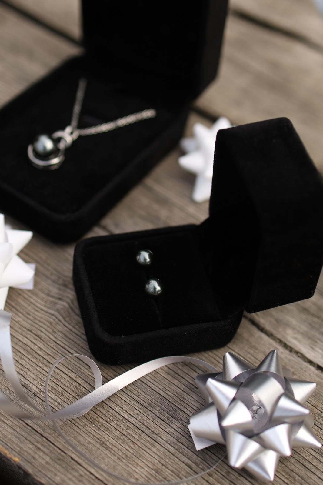 Earrings in 18k white gold with Tahitian pearls
