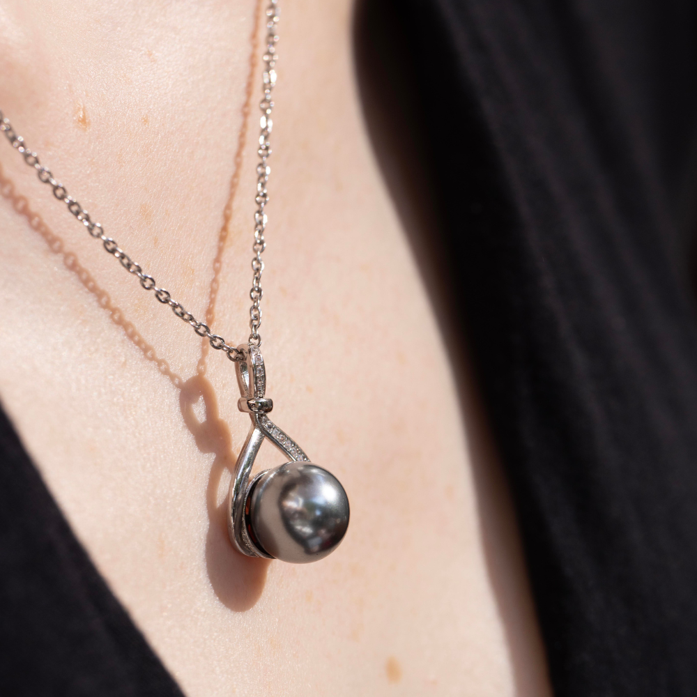 Velvet Eclipse – Pendant with Tahitian Pearl